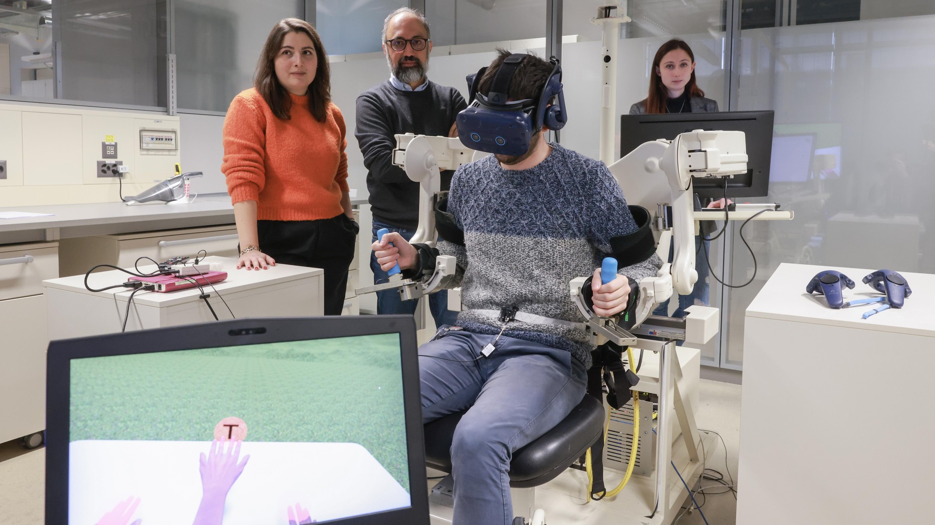 Tests du système illustré dans un environnement virtuel avant les tests avec le bras robotique physique. De gauche à droite, les co-auteurs Giulia Dominijanni, Solaiman Shokur, Martina Gini. © Alain Herzog.