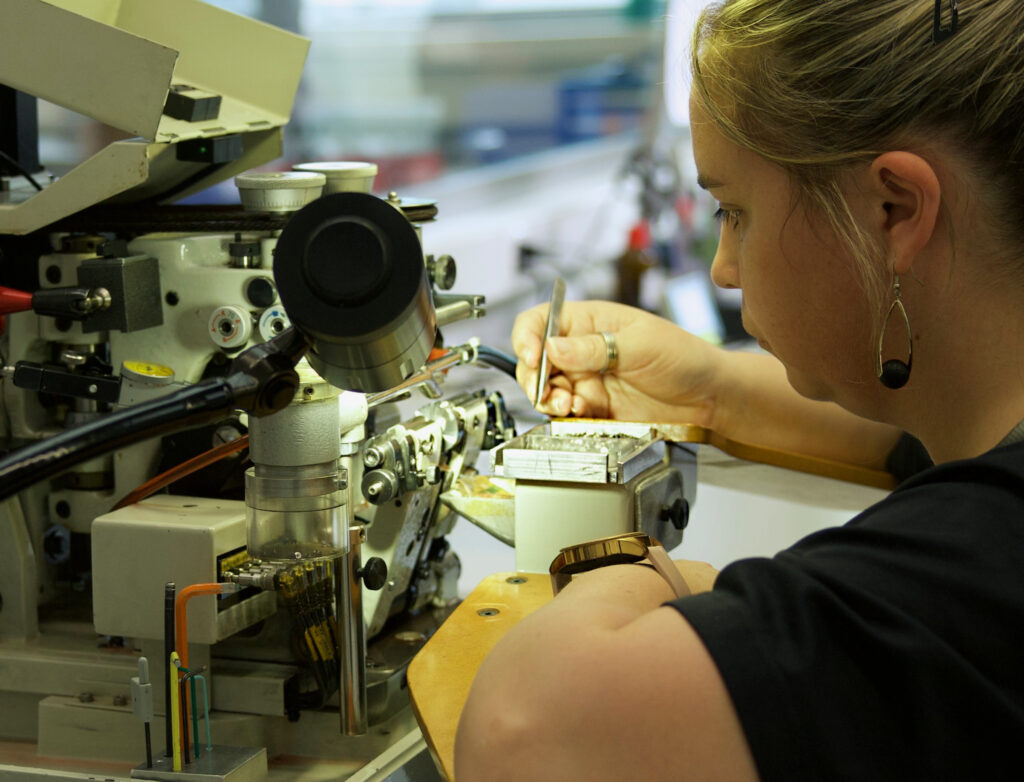 Le roulage a pour but de réduire l’usure due au frottement dans les mouvements de montres en garantissant les dimensions, les états de surfaces et la dureté des pièces.