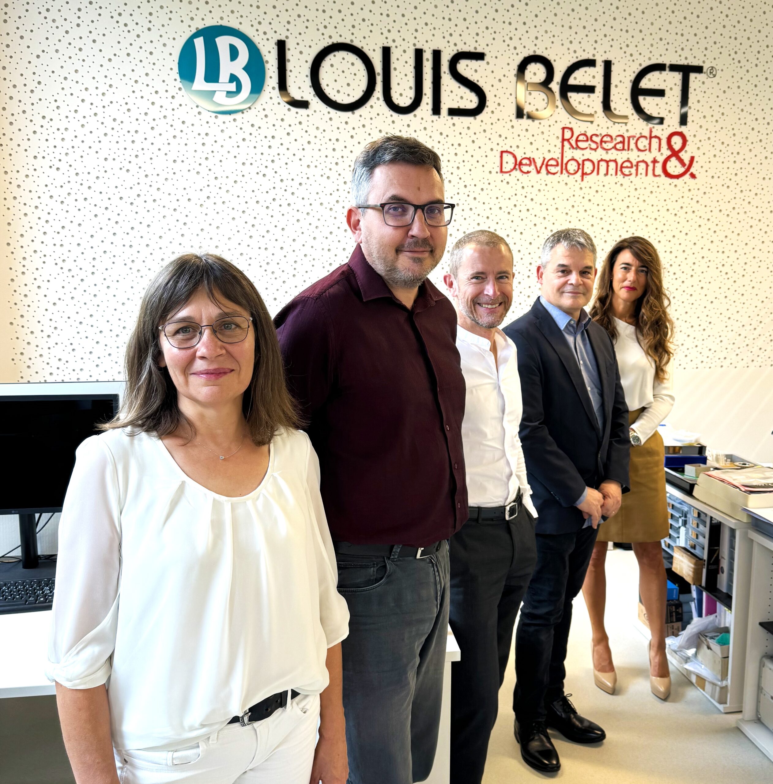 De gauche à droite : Valérie Briquez, professeure EI-Arc;Pierre Falbriard, Responsable R&D LBSA;Arnaud Maître, Co-CEO LBSA;Denis Prêtre, directeur adjoint EI-Arc;Roxane Piquerez, Co-CEO LBSA.
