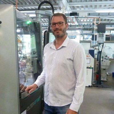 Loïc Affolter au chevet d'une machines CNC à tailler dentures de marque... Affolter.