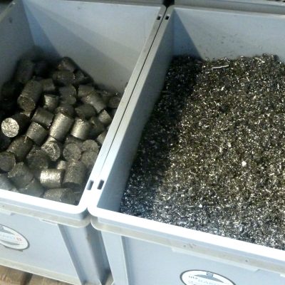 Copeaux en vrac et copeaux compactés sous forme de palets.